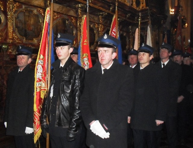 W uroczystej mszy świętej w kolegiacie wzięły udział poczty sztandarowe jednostek strażackich z terenu gminy Skalbmierz.