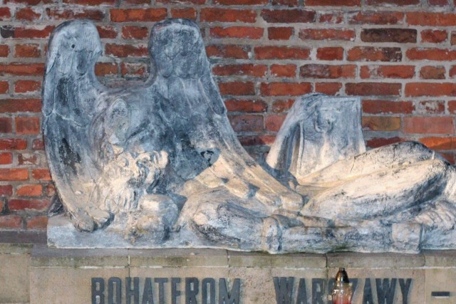 Elementy figury orła z pomnika Powstańców Warszawskich zostały zniszczone wczoraj (środa) w nocy.