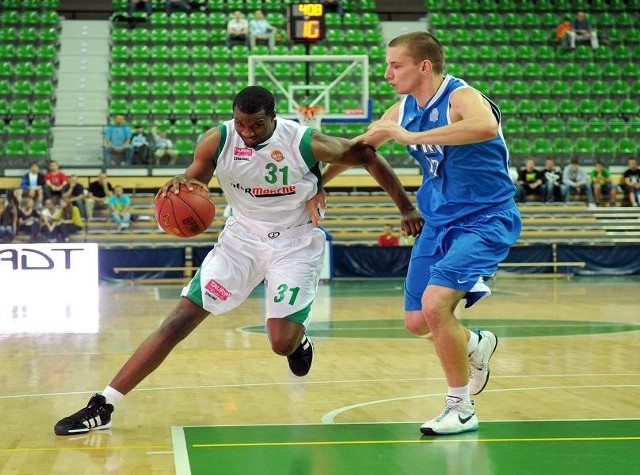 Gani Lawal (z piłką) ma 23 lata i 205 cm wzrostu. Występuje na pozycji centra albo mocnego skrzydłowego. W NCCA grał w drużynie Georgii Tech Yellow Jackets, a rok temu został wybrany z nr 46 w drugiej rundzie draftu przez Phoenix Suns. W drugim roku studiów zanotował najlepszą średnią ponad 15 punktów i prawie 10 zbiórek na mecz. Ostatnio występował na wypożyczeniu w Iowa Energy, należącym do NBA Development League, czyli przedsionku najlepszej ligi świata.