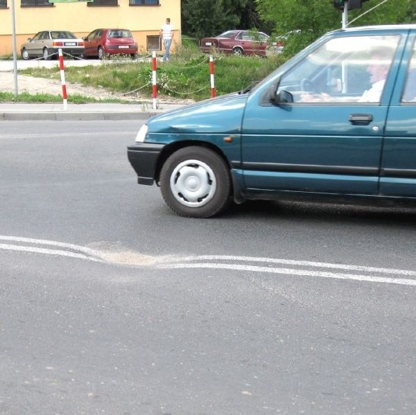 Zapadnięta jezdnia na skrzyżowaniu ulic Mogielnickiej i Targowej jest od kilku miesięcy. Drogowcy mają ją zalać asfaltem.