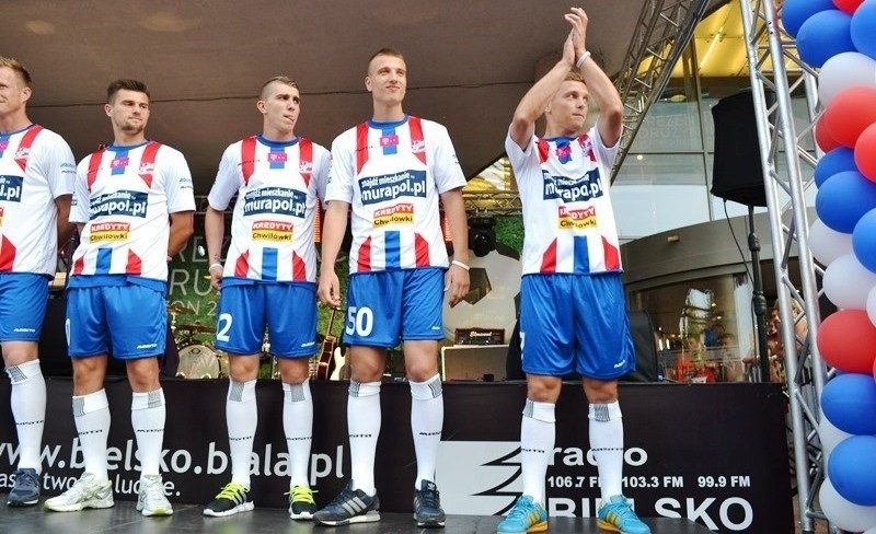 Prezentacja piłkarzy Podbeskidzia przed Galerią Sfera
