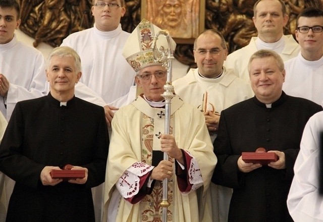 Arcybiskup Wiktor Skworc z nowymi biskupami pomocniczymi Markiem Szkudłą i Adamem Wodarczykiem.