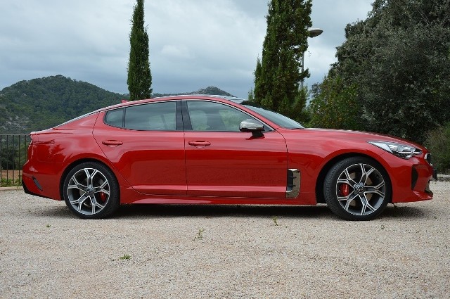 Kia Stinger W swojej najmocniejszej odmianie Stinger napędzany jest silnikiem V6 twin-turbo o pojemności 3,3 l i mocy 370 KM. W porównaniu do konkurentów z półki premium, Stinger będzie wyraźnie tańszy, a co za tym idzie osiągalny dla większej liczby osób. Ceny podstawowej wersji zaczynają się od 149 900 tys. złotych. Fot. Wojciech Frelichowski