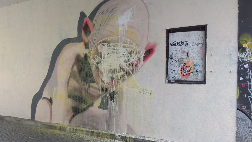 Jedno z graffiti znanego poznańskiego artysty Kawu zostało...