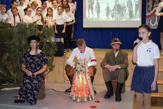 Piękny spektakl historyczny w wykonaniu uczniów szkoły w Osinach, w gminie Mirzec