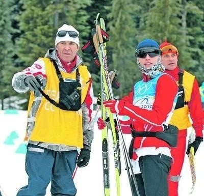 Aleksander Wierietielny (z lewej), Justyna Kowalczyk i serwismen podczas olimpijskiego treningu Fot. Jerzy Cebula/Whistler