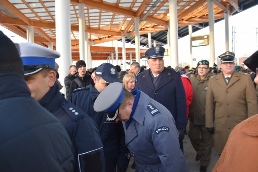 Odsłonięcie płyty pamiątkowej w hołdzie dla Sławomira Pajora w Zintegrowanym Centrum Przesiadkowym [ZDJĘCIA]