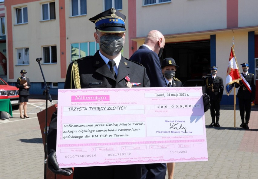 Święto Strażaka w Toruniu. Władze przekazały pieniądze na nowy sprzęt. Były też medale, awanse i odznaczenia ZDJĘCIA