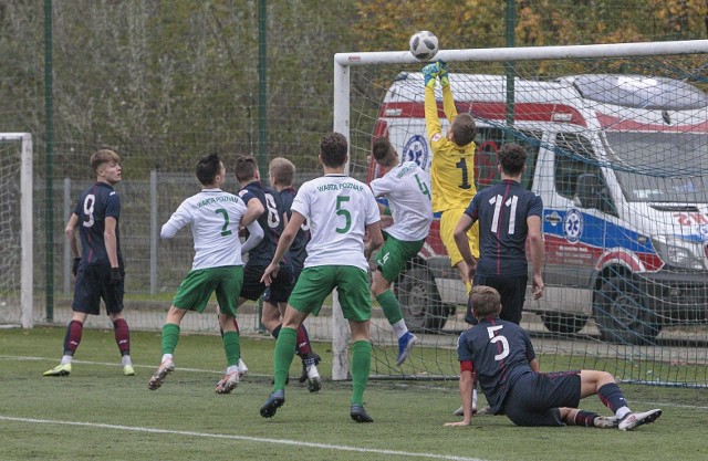 Bramkarz Maciej Styn i obrońca Igor Martuszewski (niebieskie buty) podczas meczu CLJ U17 między Pogonią a Wartą Poznań (2:0).