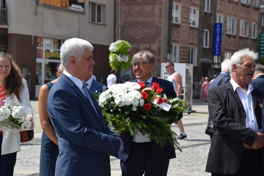 Członkowie NSZZ Rolników Indywidualnych ,,Solidarność" złożyli hołd papieżowi i księdzu Popiełuszce (zdjęcia)