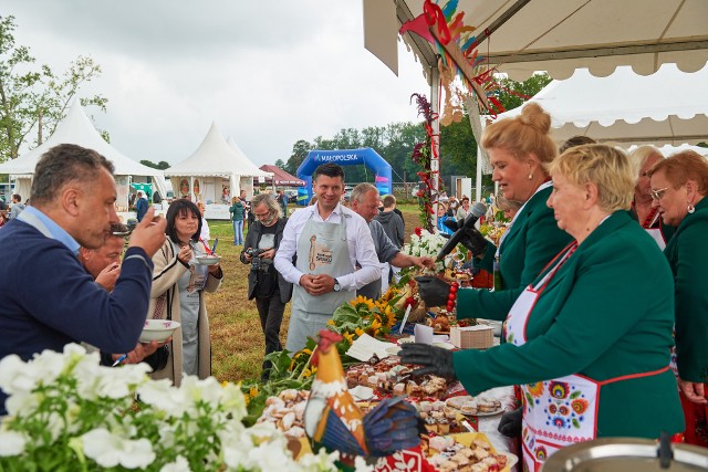 Już od 17 lat Małopolski Festiwal Smaku stanowi jedno z najważniejszych wydarzeń kulinarnych w regionie. Podczas finału w Czernichowie w serwowanych potrawach pojawiły się najbardziej znane składniki z naszego regionu, takie jak suska sechlońska, kiełbasa lisiecka, smakowite łąckie jabłka, słynna charsznicka kapusta kiszona czy podhalańska bryndza.