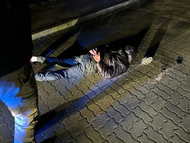 Tczewska policja zatrzymała mężczyznę, który zabrał pieniądze 22-latkowi, wypłacone wcześniej w bankomacie. Wyrwał mu też telefon i uderzył pięściami. Sprawcy grozi do 10 lat więzienia.