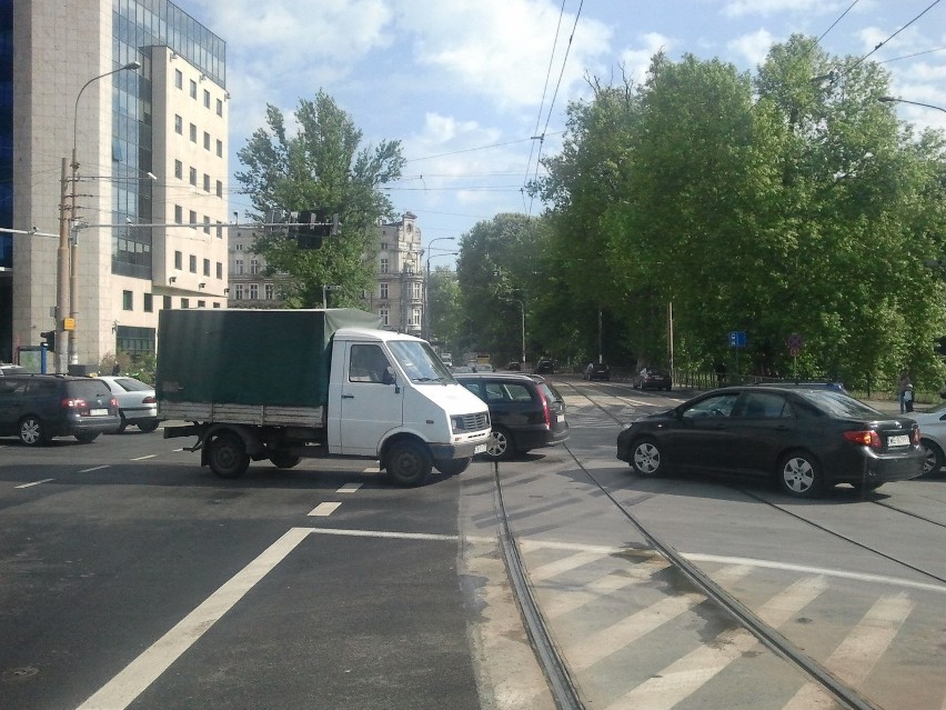 Wrocław: Awaria świateł na skrzyżowaniach częściowo naprawiona. Ale nie wszędzie (ZDJĘCIA)