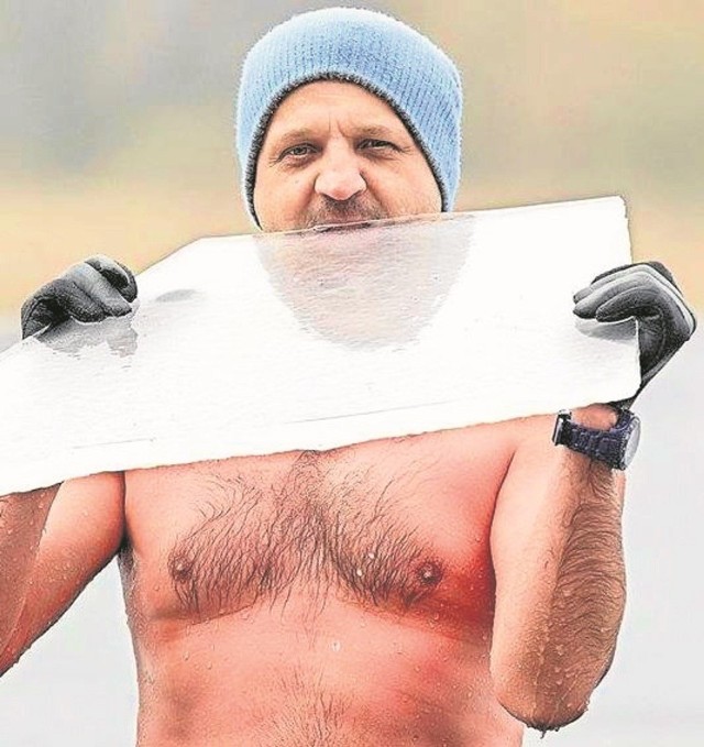 Robert Michaliszyn regularnie kąpie się w zimnej wodzie  jeziora Miedwie ze Stargardzkim Klubem Morsów Miedwianie