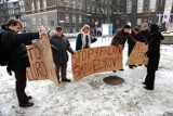 Protest przez urzędem miejskim - Życzymy prezydentowi Krzystkowi, by narodził się powtórnie