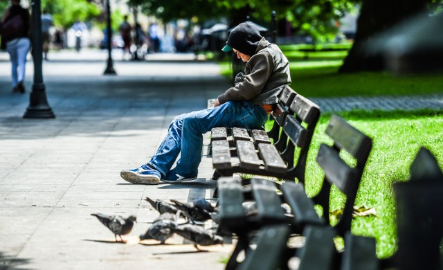 Mimo optymistycznych zapowiedzi, kolorowo nie jest. Kiedyś bieda kojarzyła się z bezdomnością i niezaradnością życiową. Dzisiaj jednak ubóstwo ma także inne oblicze