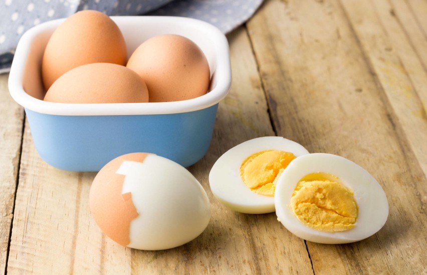 Porcja jaj ugotowanych na twardo, która dostarcza 240 kcal...