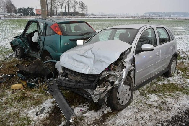 Ford i opel zderzyły się w poniedziałek, ok. godz. 13, w Bartłomiejowicach (gm. Osięciny) na skrzyżowaniu drogi wojewódzkiej nr 301 z droga powiatową. Jak wstępnie ustalili policjanci, 72-latek z Włocławka jadący fordem nie ustąpił pierwszeństwa przejazdu i zderzył się  z prawidłowo jadącym oplem. Po uderzeniu auta wylądowały na poboczu.Wypadki drogowe. Jak udzielić pierwszej pomocy?