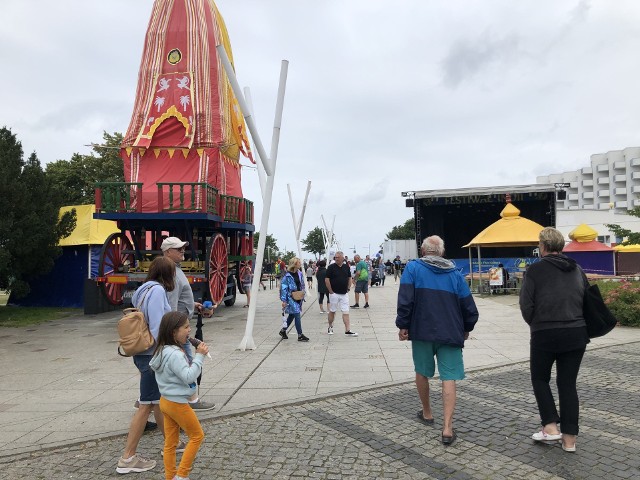 Nie było tłumów na plaży. Turyści chętniej odwiedzali miejscowe atrakcje położone przy promenadzie.