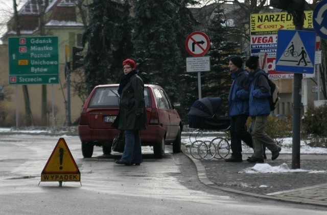 Do niebezpiecznego wypadku doszlo po godzinie 12 na ulicy Sienkiewicza w Slupsku. Samochód najechal na pieszego przechodzącego przez jezdnie.