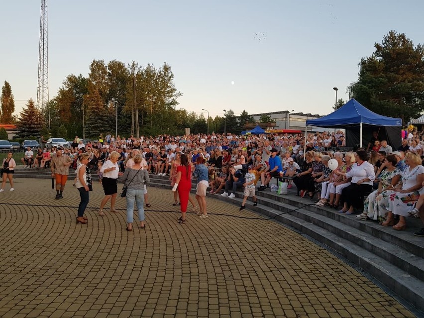 Zespół Future Folk z wokalistą Stanisławem Karpielem-Bułecką...