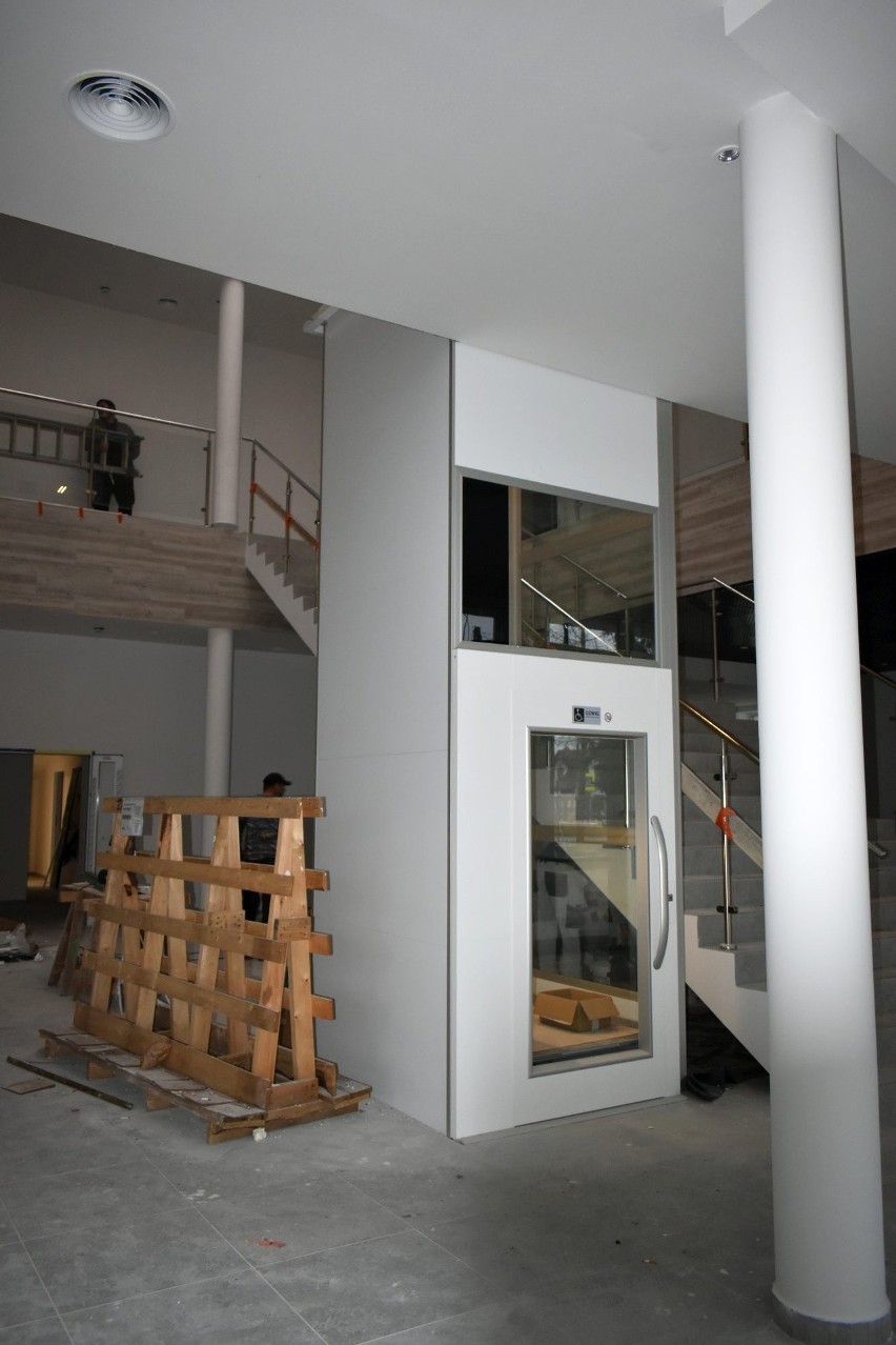 Kończy się budowa nowej hali widowiskowej w Końskich. Jak wygląda w środku?
