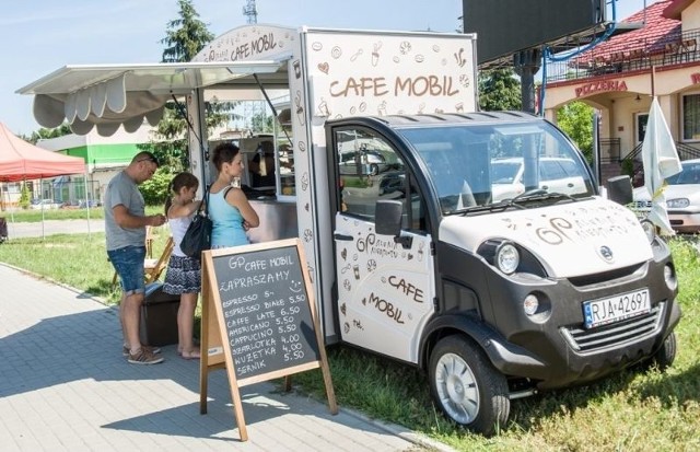 Cafe Mobil Galeria Przedmiotu na jarosławskim skwerze.