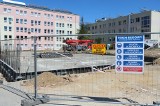 Fundamenty oddziału ratunkowego szpitala przy Tochetrmana w Radomiu wylane [ZDJĘCIA]