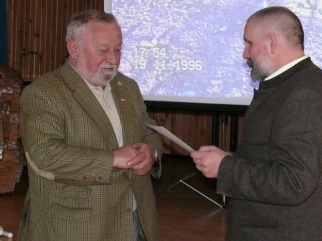 Andrzezj Jan Kumor (z lewej) od dyrektora Mirosława Dziedzickiego otrzymał tytuł przyjaciela szkoły w Garbatce-Letnisku i zaproszenie na kolejne spotkania.