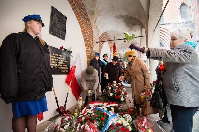 Toruń pamięta o Sybirakach. Uroczystości upamiętniające deportacje odbywają się m.in. przy kościele NMP