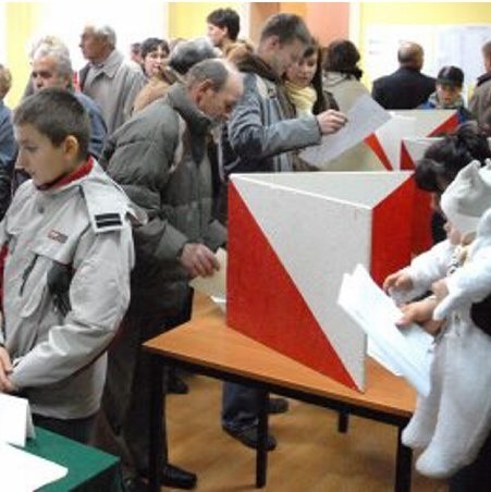 W podzielonogórskiej Raculi o godz. 13.00, czyli po sumie w kościele, nie wszyscy chętni zmieścili się w bibliotece, która była lokalem wyborczym