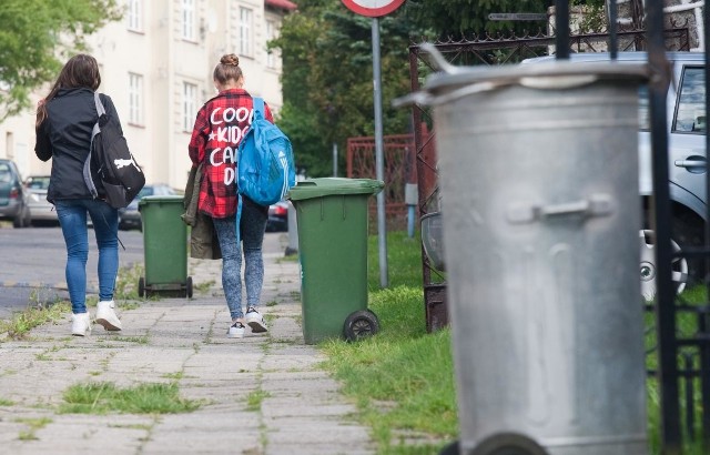 Mieszkańcy ulic na osiedlu Słowińskim twierdzą, że nie dostali informacji o nowym harmonogramie odbioru śmieci. Firma King zapewnia, że go dostarczała jeszcze w sierpniu