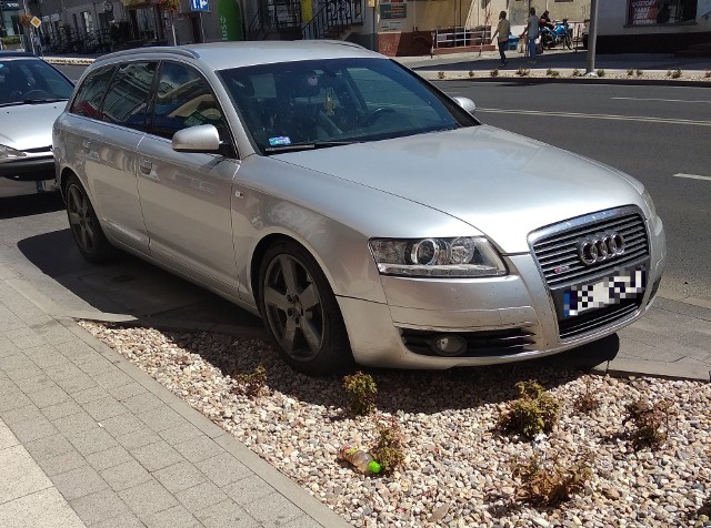 W sobotę, 7 lipca, dostaliśmy od naszych Czytelników nowe zdjęcia autodrani w Zielonej Górze. Jeden z nich postanowił zaparkować na nowych nasadzeniach przy ul. Boh. Westerplatte. Dwaj inni na ul. Krzywoustego bezczelnie zajęli pieszym cały chodnik. Jak widać na zdjęciach w naszej galerii, niektórym po prostu brakuje zwykłej kultury.Czekamy na kolejne zdjęcia autodrani. Wraz z krótkim opisem miejsca, w którym zostały wykonane, można je przesyłać na adres: glonline@gazetalubuska.pl. Wszystkie fotografie opublikujemy na naszym portalu. Wybrane znajdą się też w papierowym wydaniu "GL".Zobacz też: Zjazd autodrani przy ul. Zachodniej w Zielonej GórzeZobacz także: 