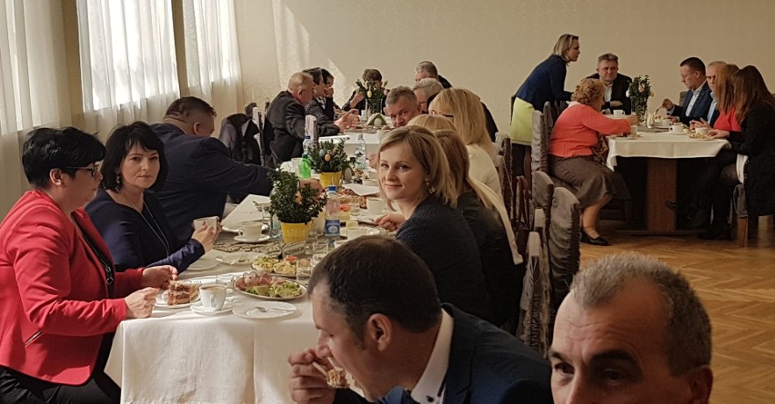 Poseł Michał Cieślak zaprosił mieszkańców Buska i okolic na... śniadanie do restauracji Grand [ZDJĘCIA]