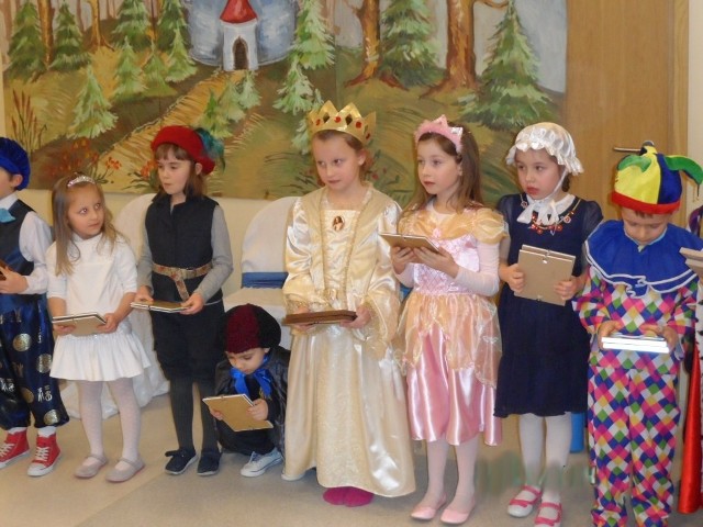 Uczniowie klasy 0 A z Zespołu Szkół Muzycznych zaprezentowali spektakl "Księżniczka na ziarnku grochu&#8221;.