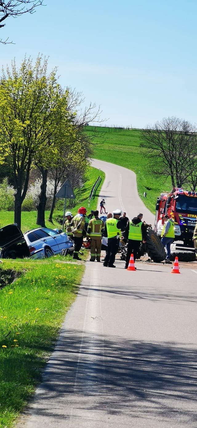 Zderzenie BMW z ciągnikiem rolniczym w Wesołej. Ranny kierowca ciągnika śmigłowcem został zabrany do szpitala w Rzeszowie [ZDJĘCIA]