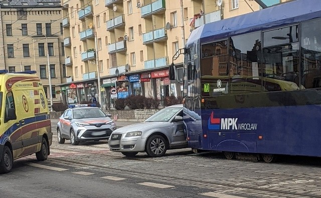 Tuż przed przystankiem Wrocław Główny PKP w stronę Teatru Muzycznego Capitol doszło do kolizji pojazdu osobowego z tramwajem.