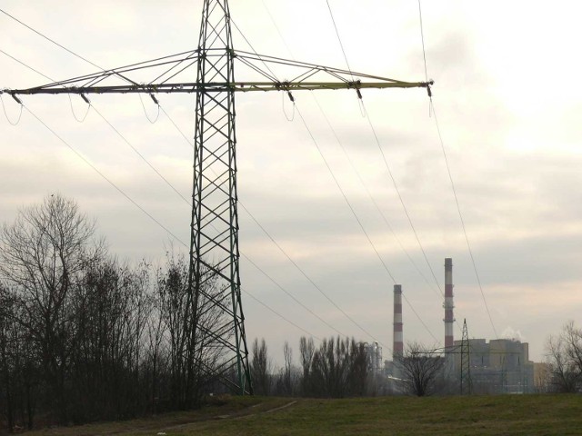 Stara linia przesyłowa energii elektrycznej, w dali Elektrownia Stalowa Wola.