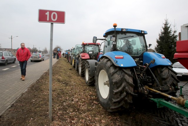 Pomorze Zachodnie: Rolnicy nie odpuszczająRolnicy protestowali na krajowej "dziesiątce".