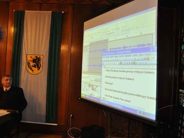 Janusz Ratuszko swoją dyskusję z dziennikarzem TV Zachód otworzył radnym w zwolnionym tempie analizując słowo po słowie każde wypowiedziane zdanie.