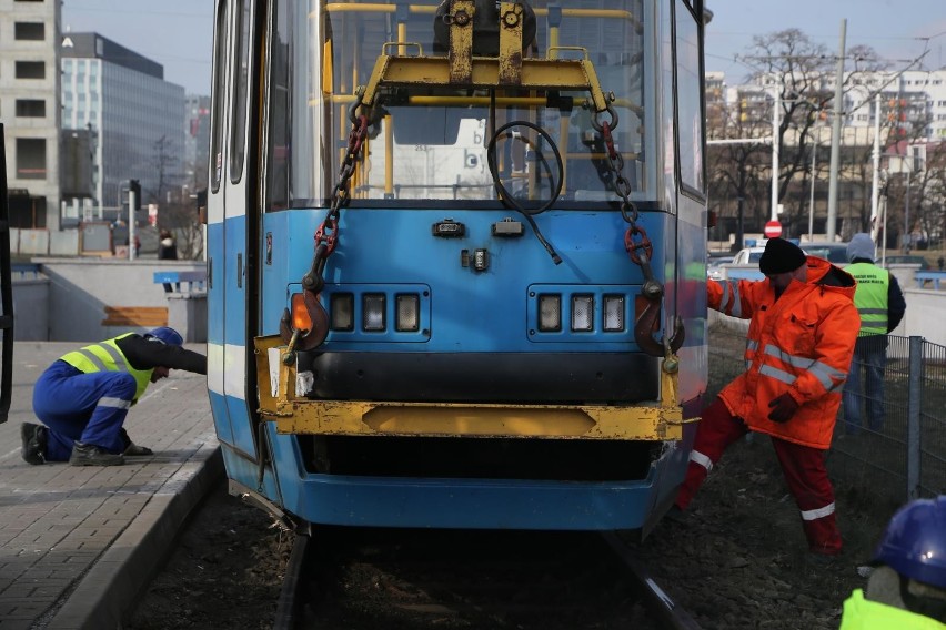 Tramwaj wykoleił się na placu Strzegomskim