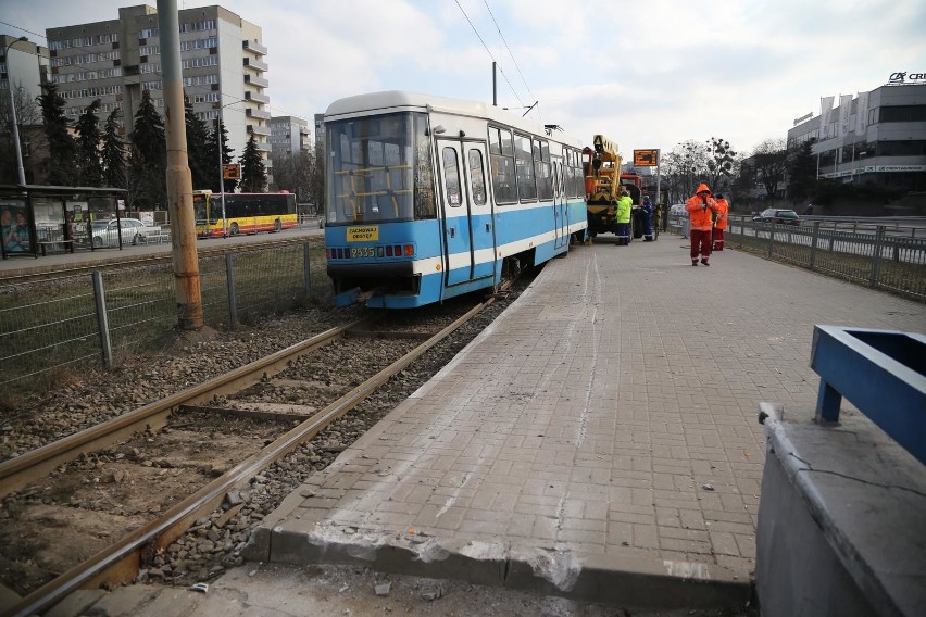 Tramwaj wykoleił się na placu Strzegomskim