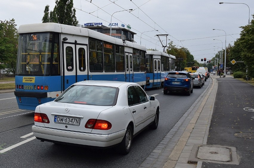 Buspas na Grabiszyńskiej budzi emocje. Kierowcy: Tu jest niebezpiecznie! (ZDJĘCIA)