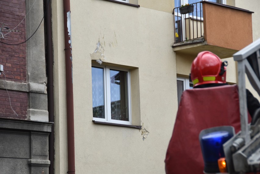 Działania strażaków na ulicy Matejki w Tarnowie przy...