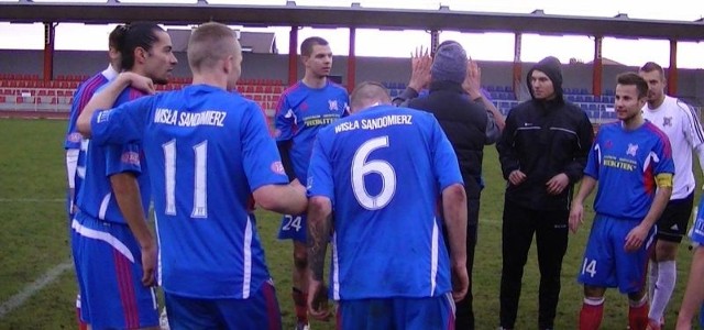 Piłkarze Wisły Sandomierz udanie zakończyli piłkarską jesień. W ostatnim meczu wygrali z zespołem Poroniec Poronin 1:0. 