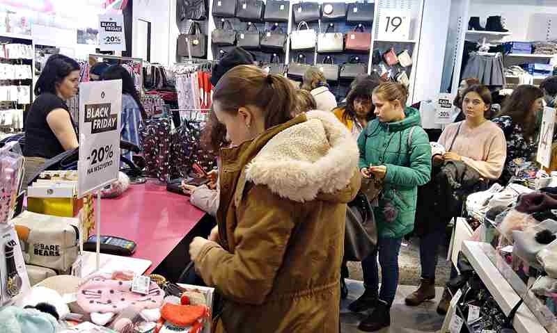 Black Friday w krakowskich galeriach. Miasto sparaliżowane [ZDJĘCIA, WIDEO]