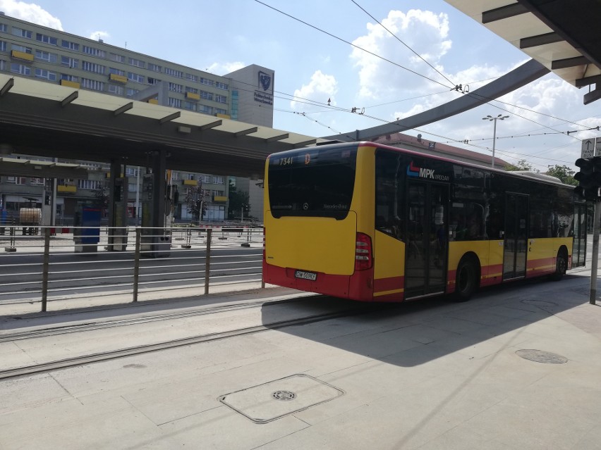 Wielkie zmiany w komunikacji autobusowej i tramwajowej. Koniec remontu dwóch peronów na Rondzie Reagana