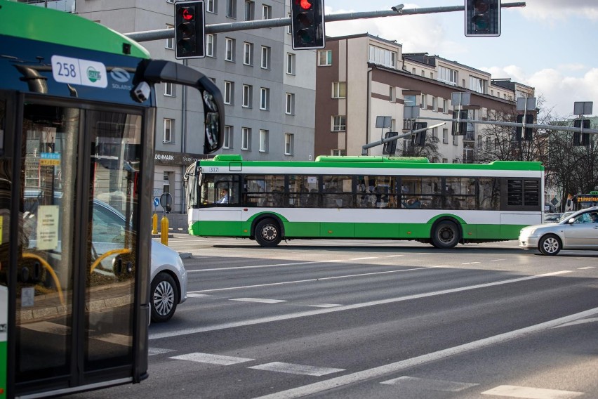 W Białymstoku autobusy są zielone.