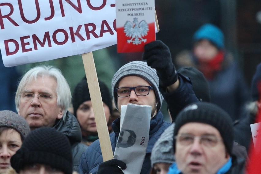 Protest w Kielcach przeciwko rządowi: -  To już przechodzi wszelkie granice