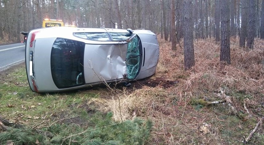 Samochód marki BMW dachował na drodze w okolicy Wielgowa [ZDJĘCIA]